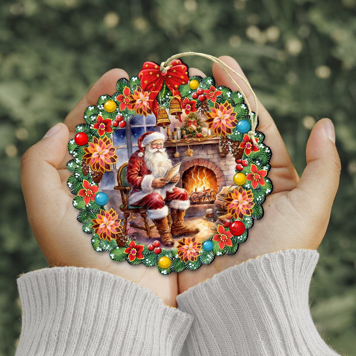 Adornos de madera con forma de corona de Papá Noel junto a la chimenea de G. Debrekht - Decoración navideña con muñeco de nieve de Papá Noel - 8611089-2