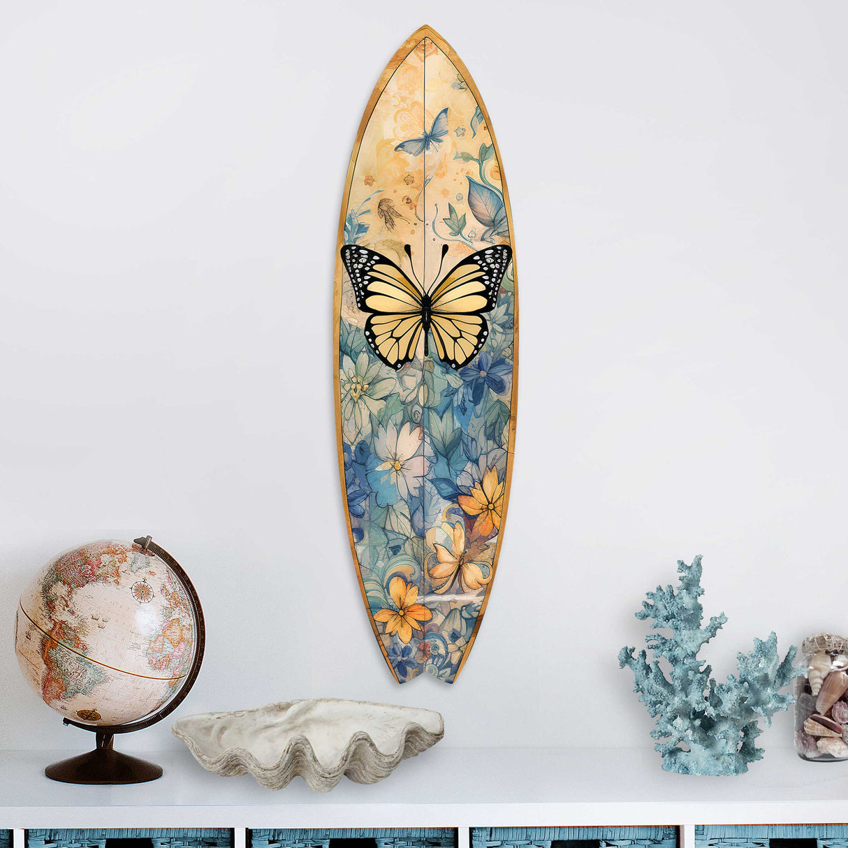 Tabla de surf con mariposa monarca amarilla, arte mural costero de G. DeBrekht - Decoración navideña costera - 8490109HS