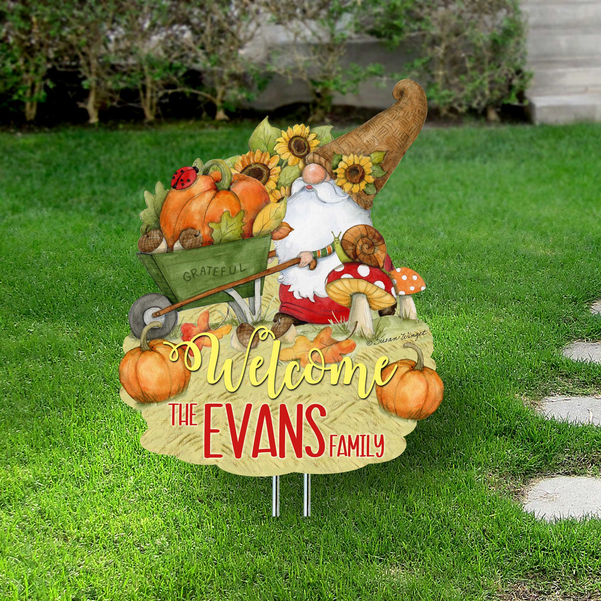 Estacas personalizadas para jardín al aire libre, decoración otoñal - Letrero de bienvenida con gnomo de la cosecha personalizado - Cornucopia en forma de carretilla - Regalo hecho a mano - Decoración de Acción de Gracias de Susan Winget - 8471207MC-SW