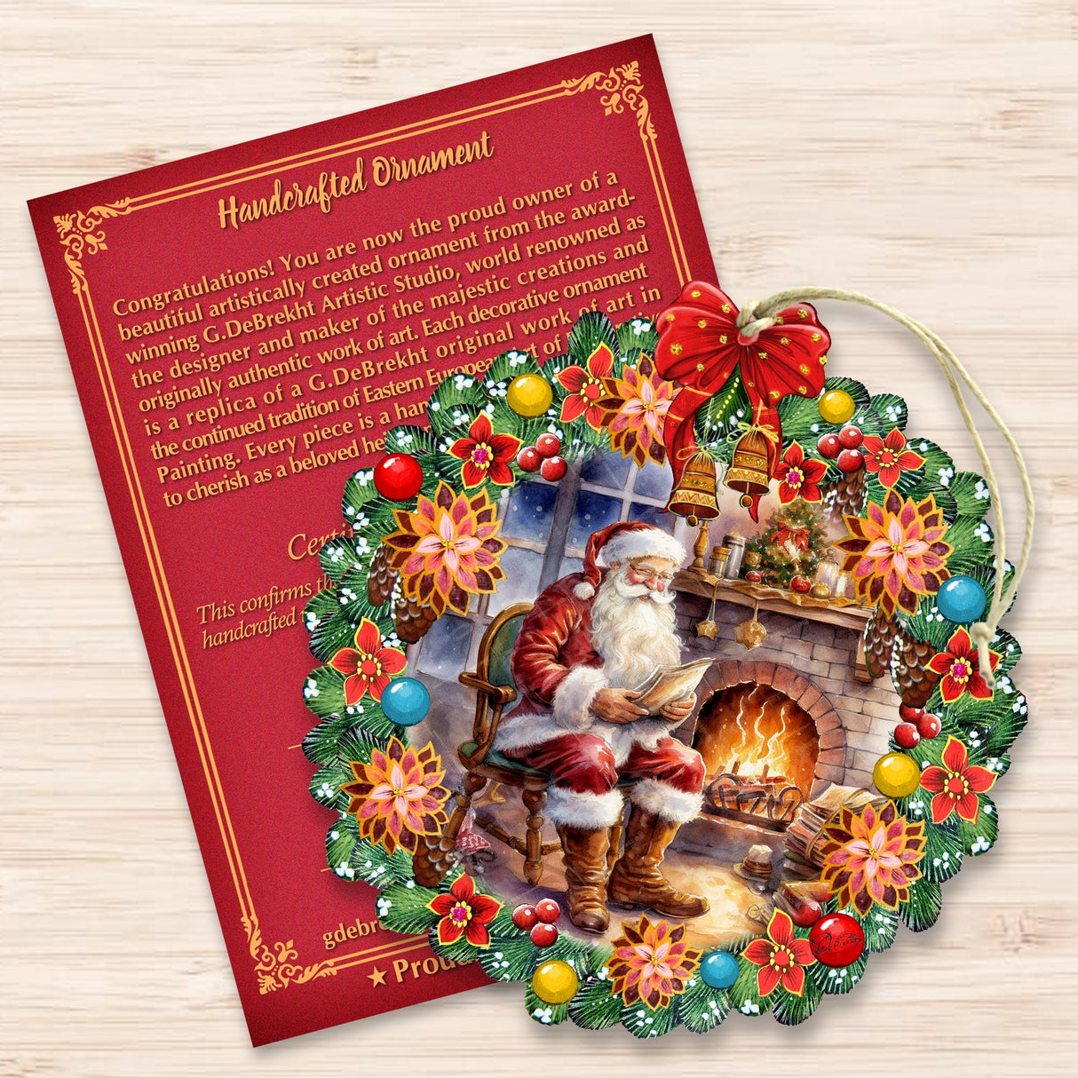 Adornos de madera con forma de corona de Papá Noel junto a la chimenea de G. Debrekht - Decoración navideña con muñeco de nieve de Papá Noel - 8611089-2