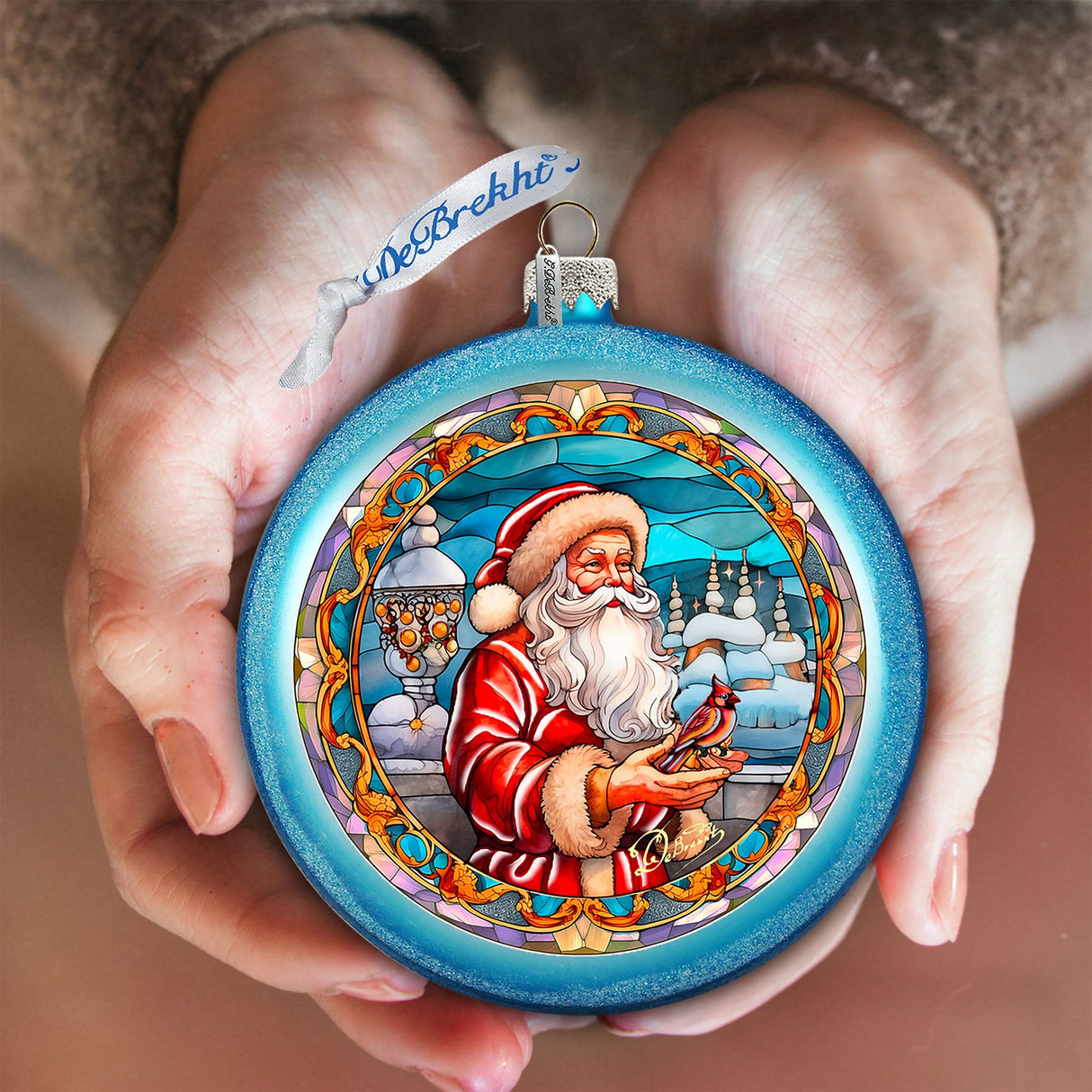 Adorno de vidrio "Amigo de Papá Noel con plumas rojas" de G. DeBrekht - Decoración navideña de muñeco de nieve de Papá Noel - 744-046