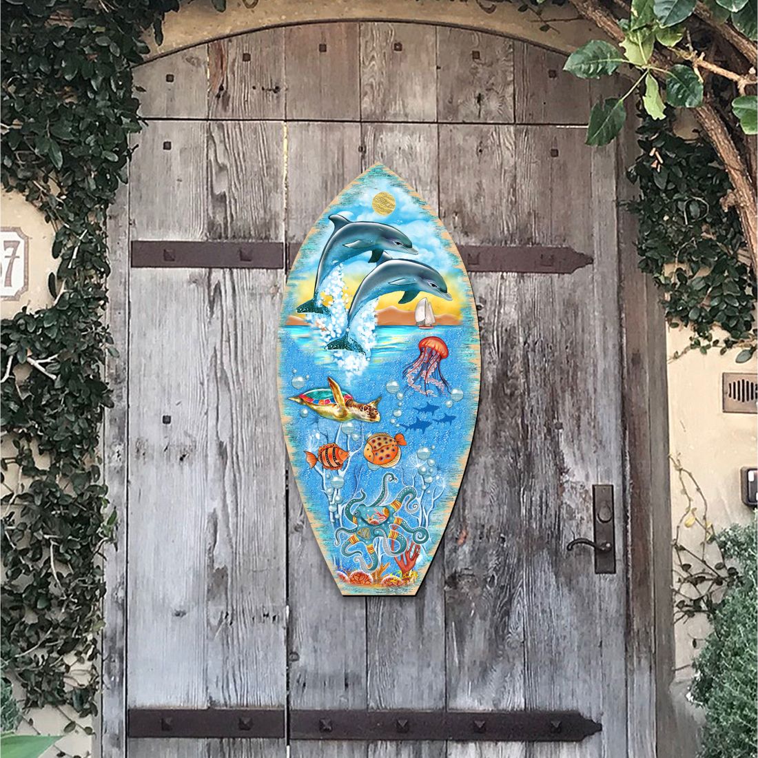 Tabla de surf con criaturas marinas para puerta, decoración de G. DeBrekht - Decoración costera navideña - 8198522-3H