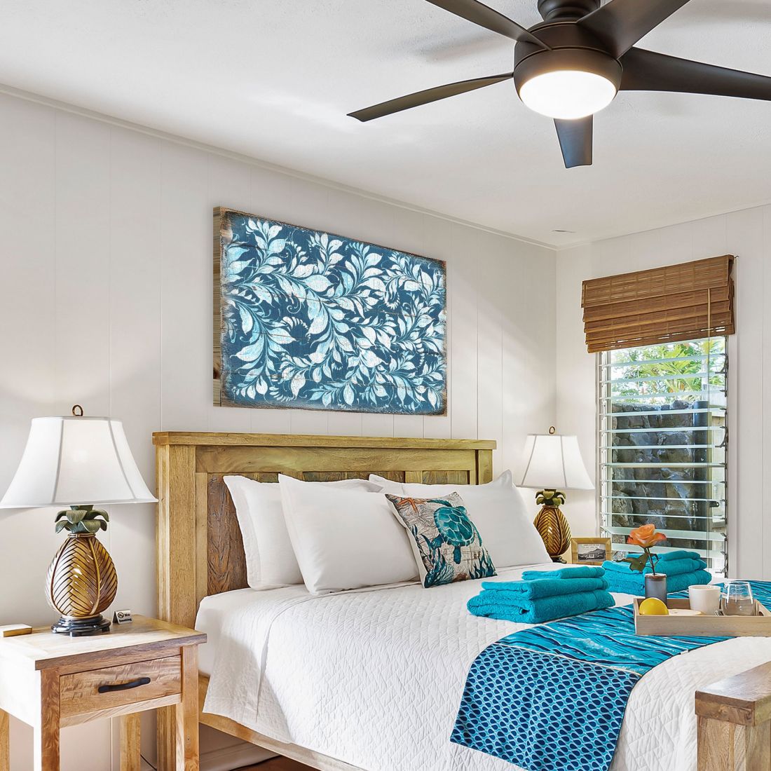 Arte mural rústico de madera con flores blancas y azules de G. DeBrekht - Decoración floral ornamental - 95005B