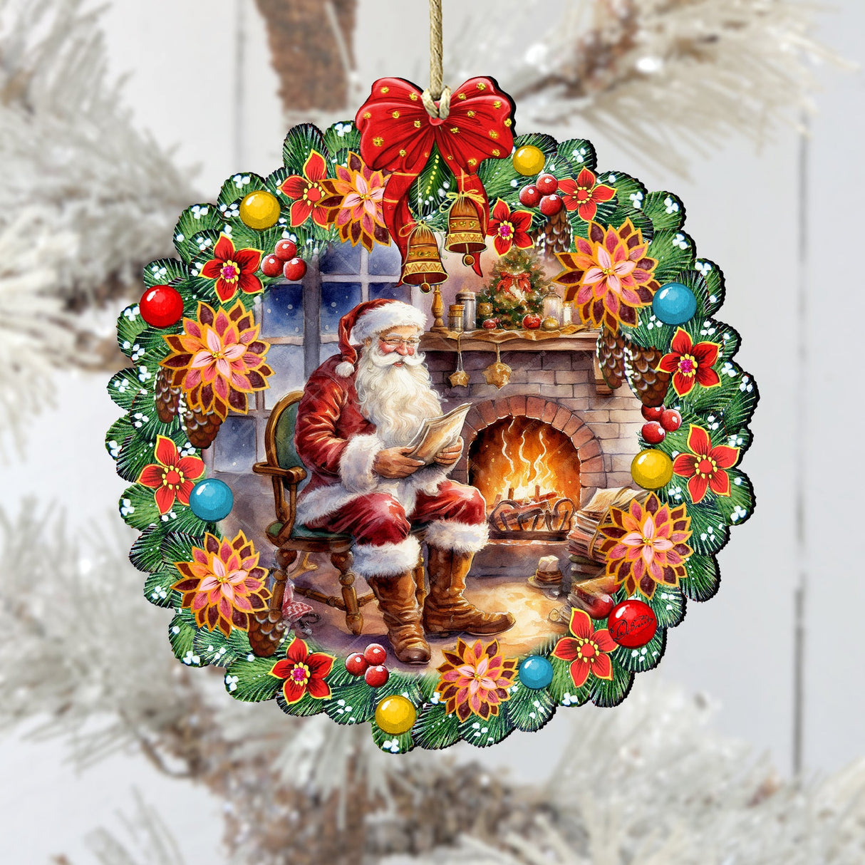Adornos de madera con forma de corona de Papá Noel junto a la chimenea de G. Debrekht - Decoración navideña con muñeco de nieve de Papá Noel - 8611089-2