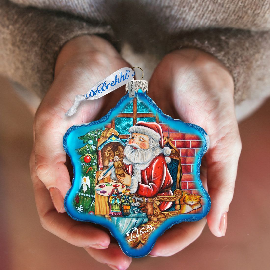 Adorno de vidrio con copos de nieve de Nativity Workshop de G. DeBrekht - Decoración navideña de Papá Noel y muñeco de nieve - 754-003