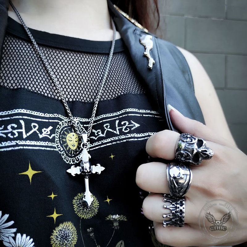 Colgante de calavera de acero inoxidable con cruz gótica