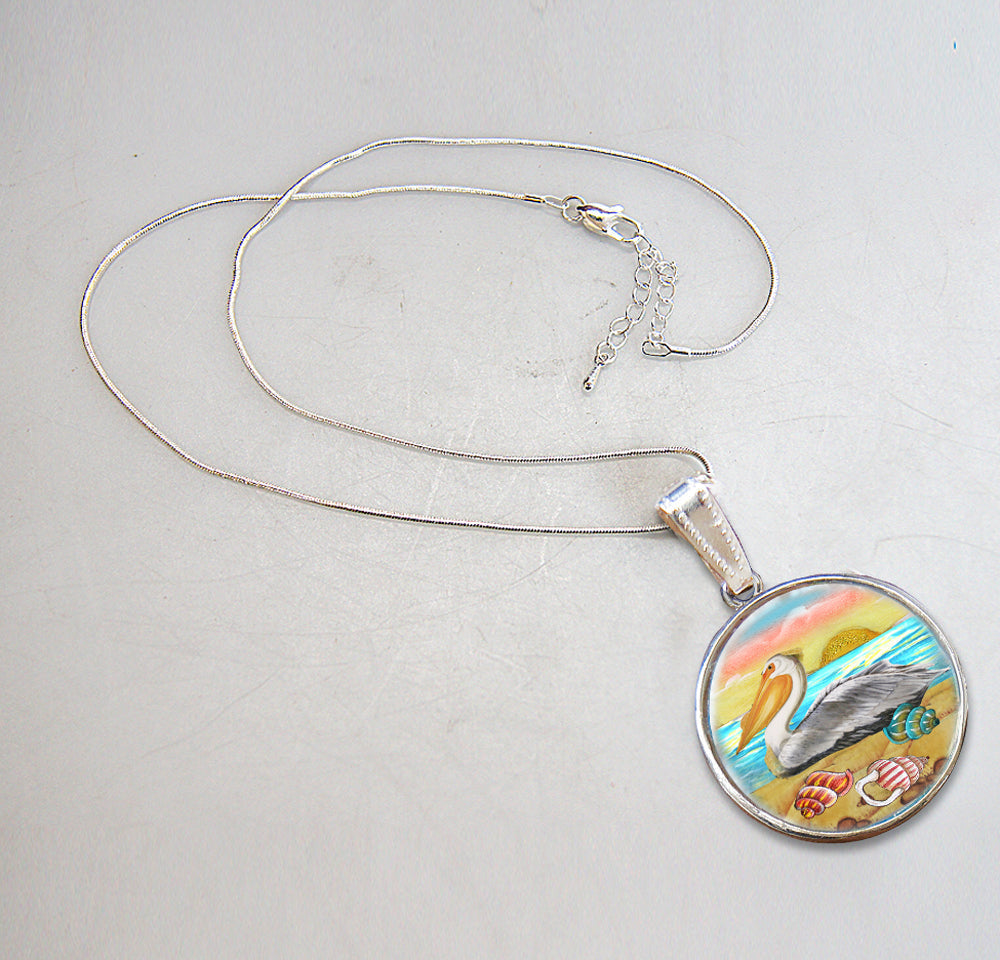 Collar con colgante de nácar bañado en plata con diseño de pelícanos y aves marinas - 44047