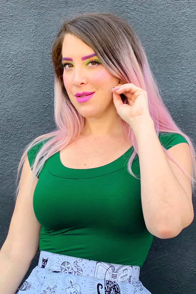 Top retro con cuello barco en verde Kelly