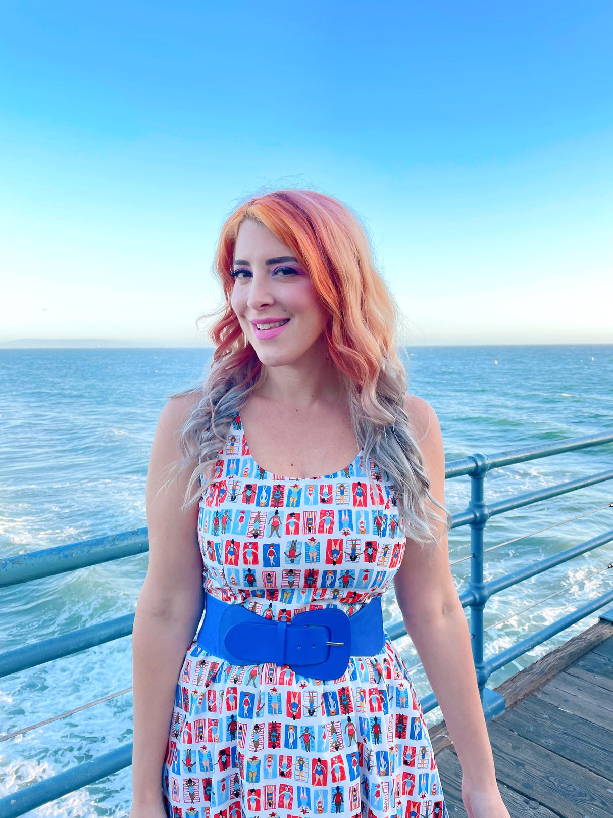 Vestido entallado y acampanado Sunny Days (talla grande solamente)