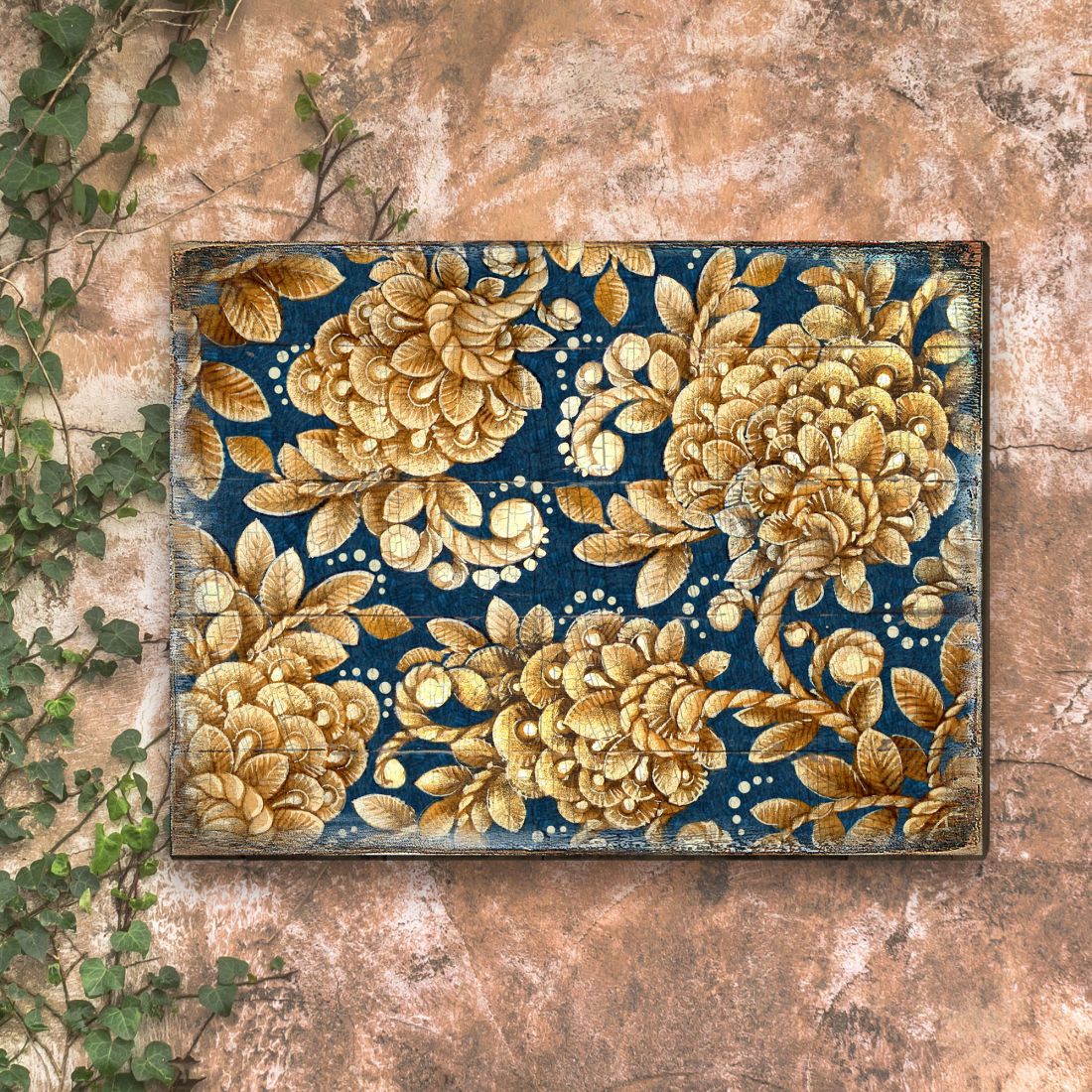 Arte floral dorado sobre madera rústica azul marino de G. DeBrekht - Decoración floral ornamental - 95014B