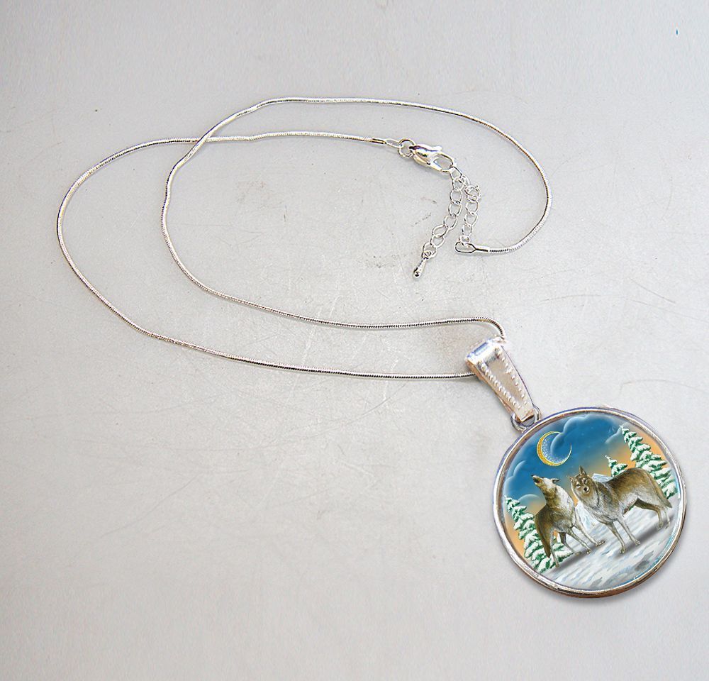 Collar con colgante redondo de nácar plateado con diseño de lobos aullando - 44040