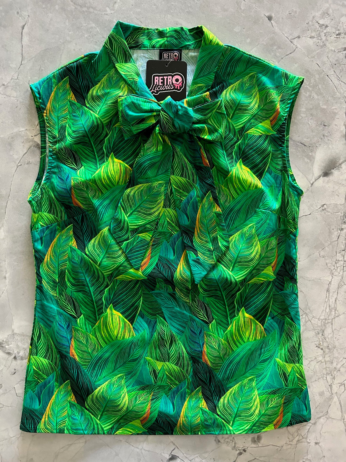 Lazo de hojas en la parte superior