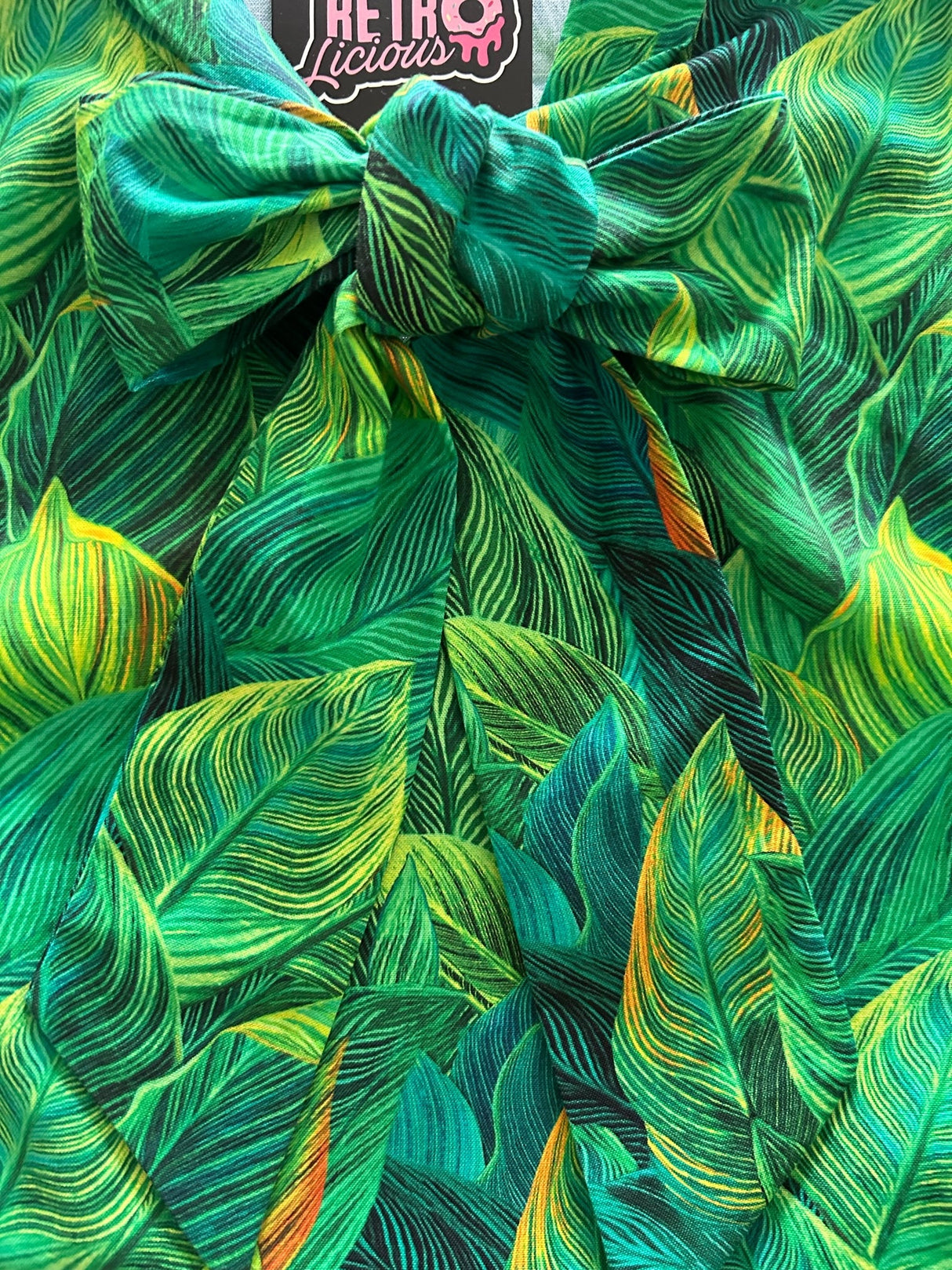 Lazo de hojas en la parte superior