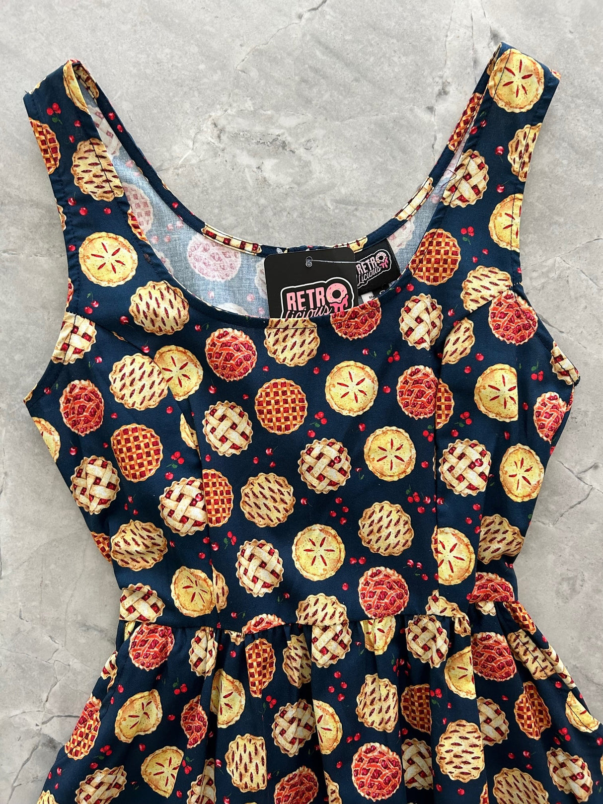 Vestido ajustado y acampanado de largo corto Cherry Pie (talla pequeña)