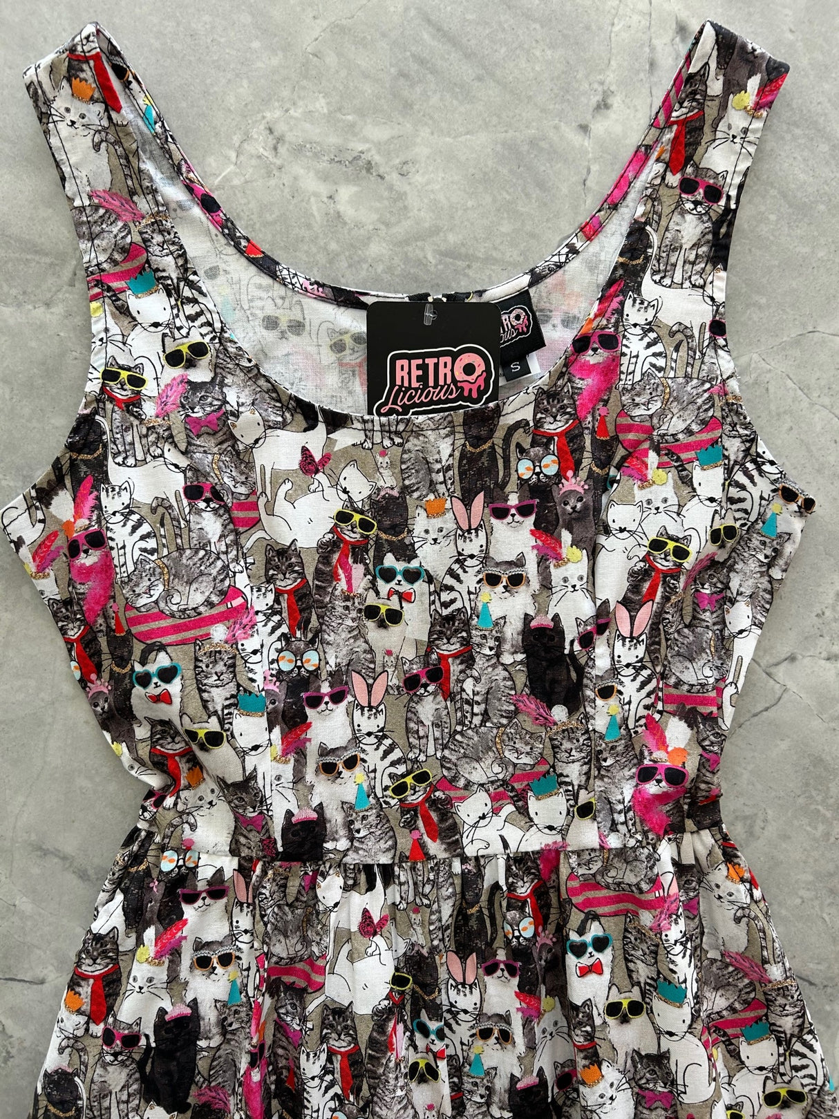 Vestido corto ajustado y acampanado de Cool Cats