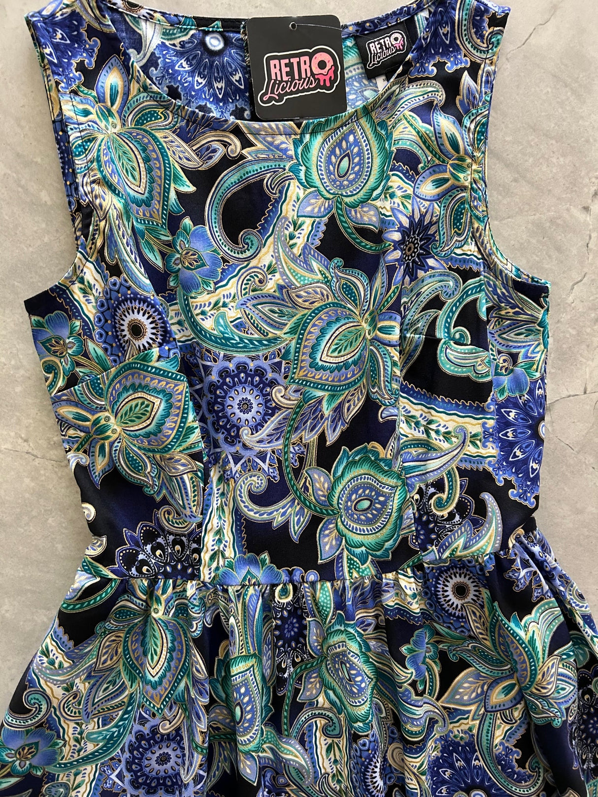 Vestido midi con estampado floral decorativo