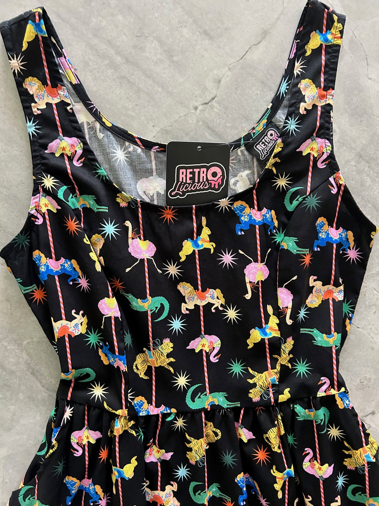 Vestido Carousel corto, entallado y con vuelo