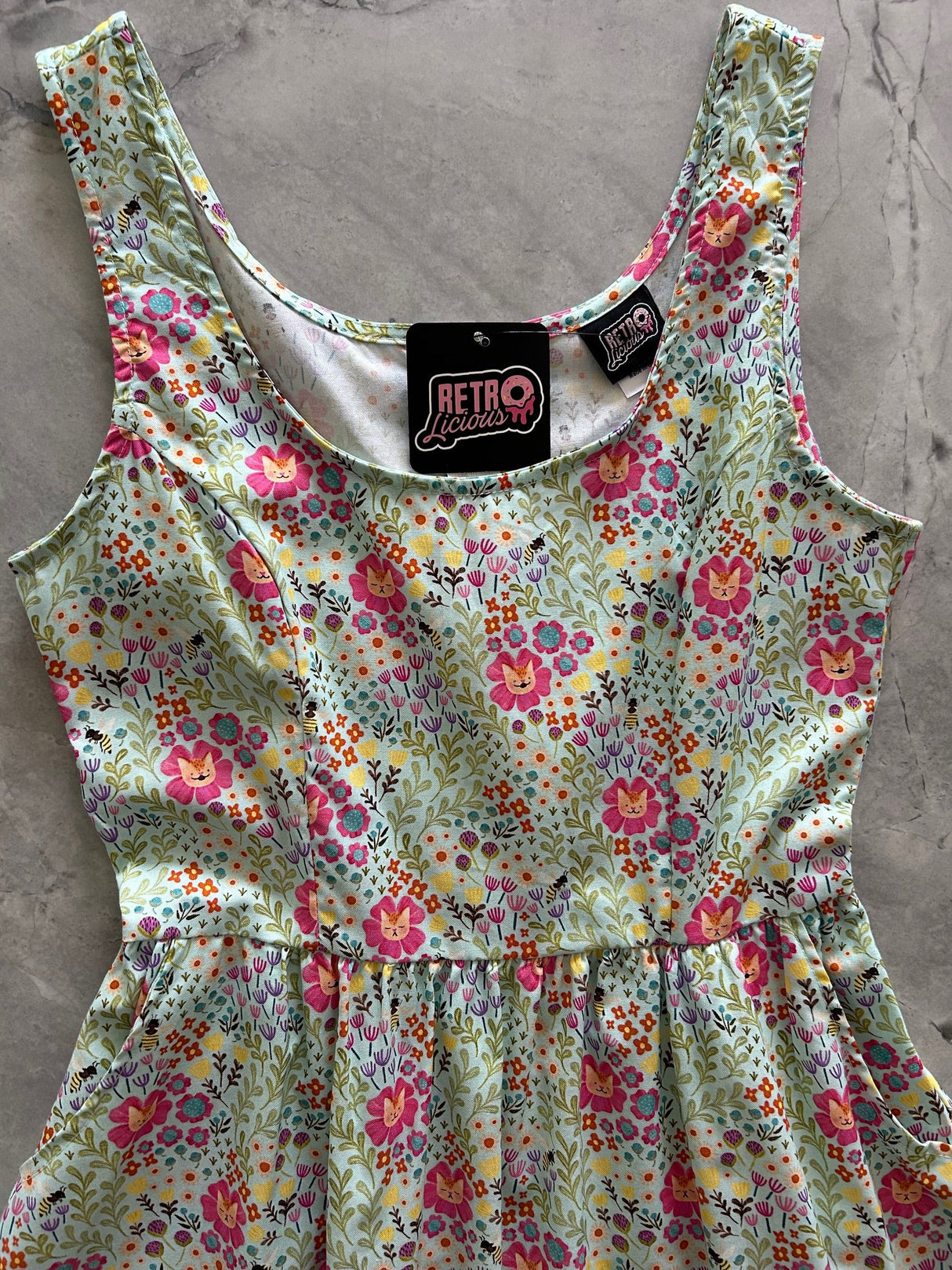 Vestido entallado y acampanado con estampado de gatos florales