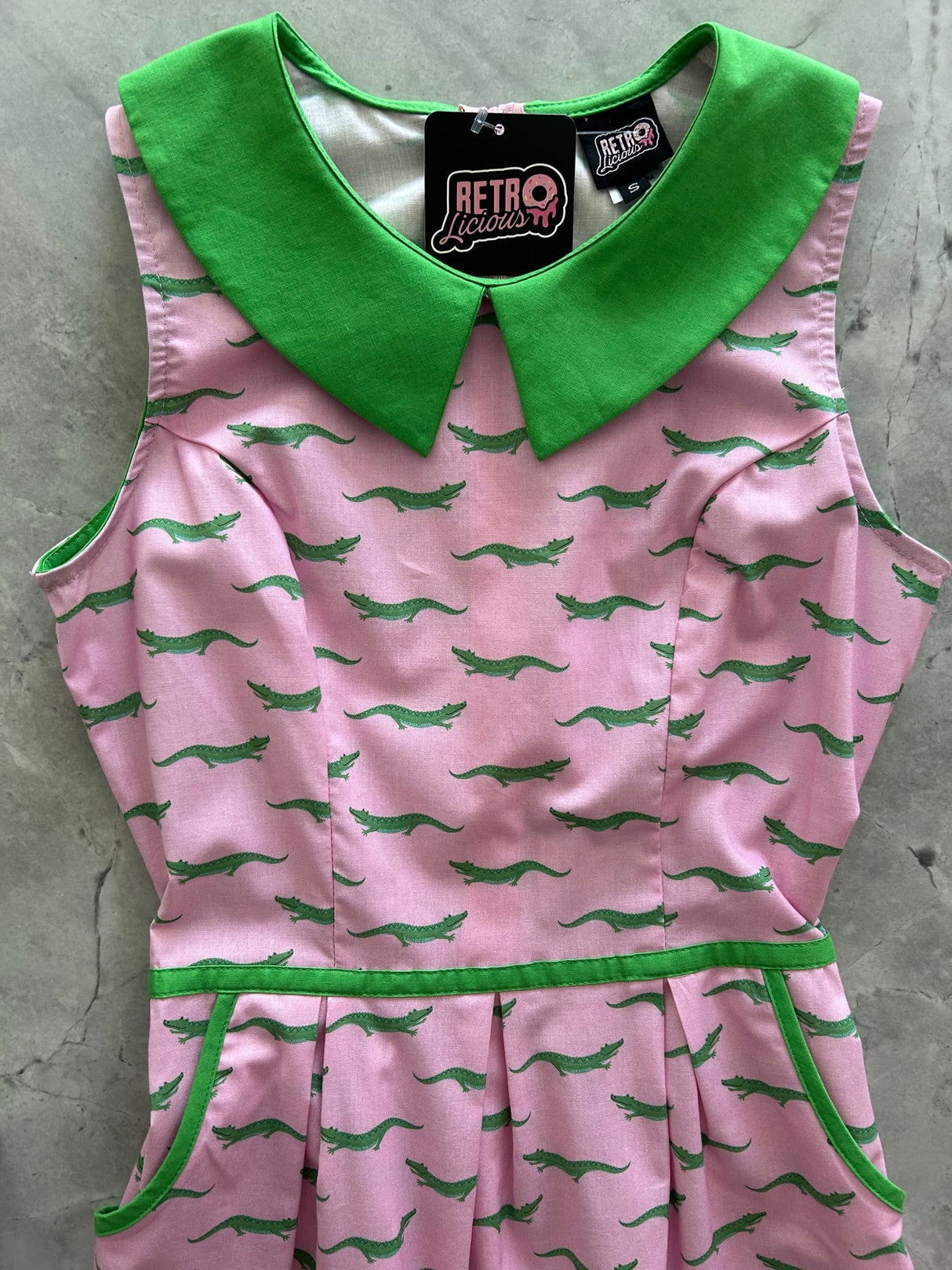 Vestido con cuello de cocodrilo