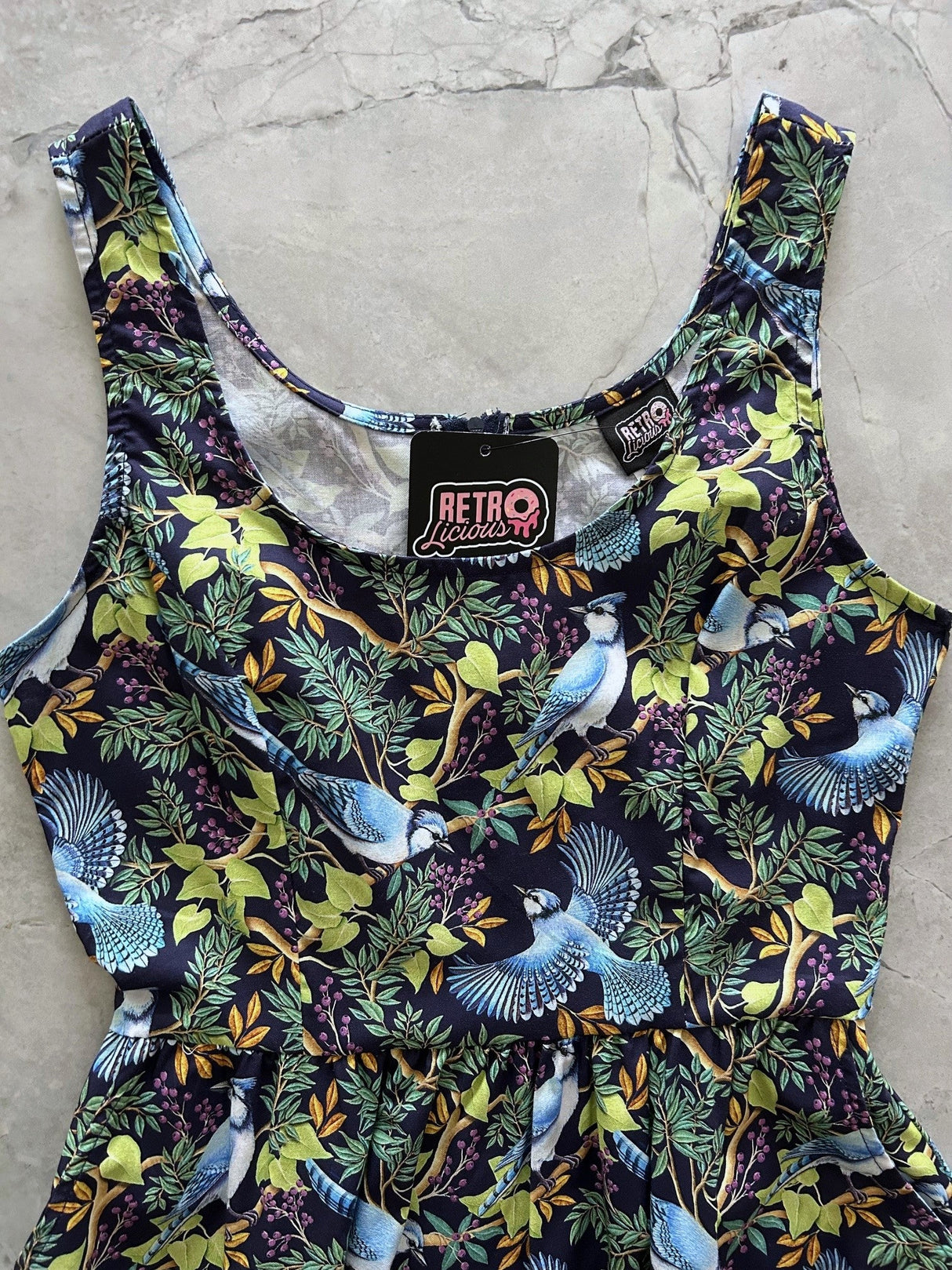 Vestido ajustado y acampanado con diseño de pájaros