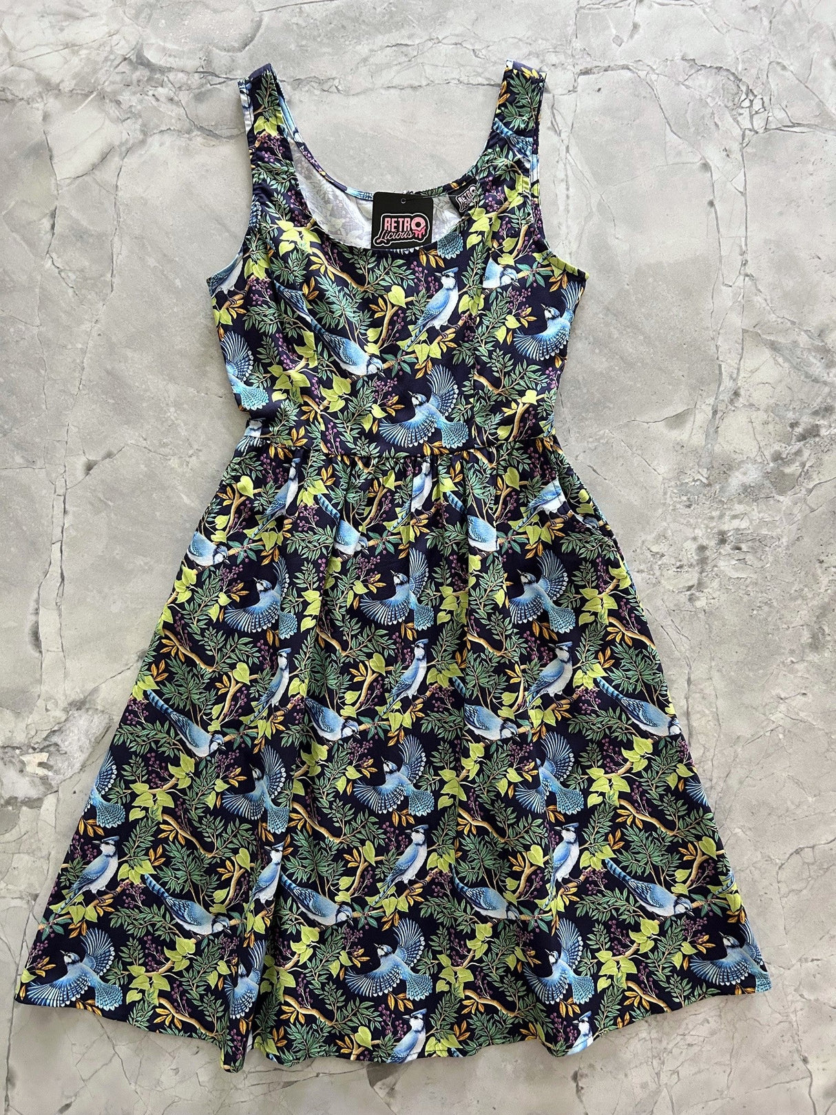 Vestido ajustado y acampanado con diseño de pájaros