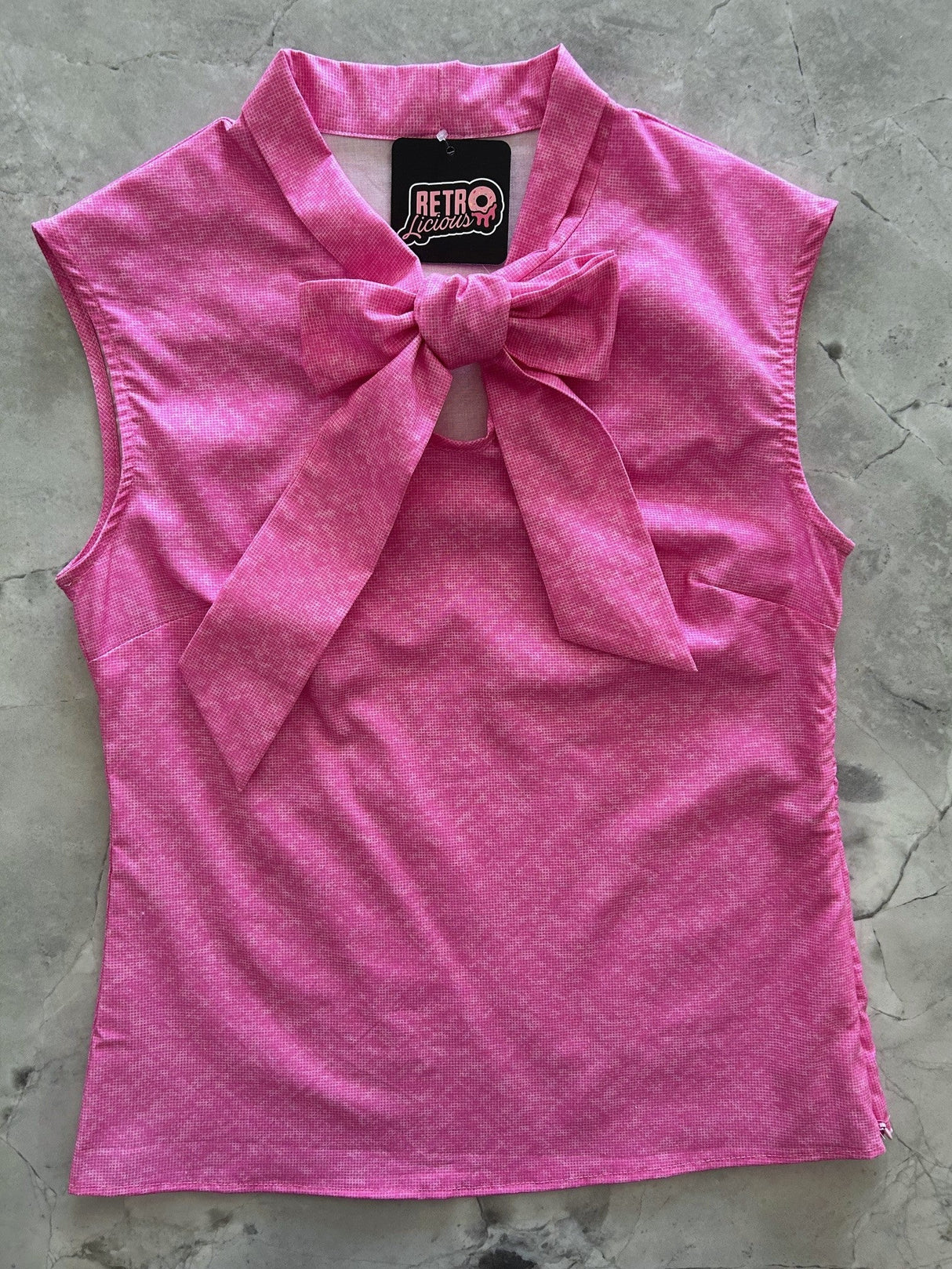 Bonita blusa con lazo rosa
