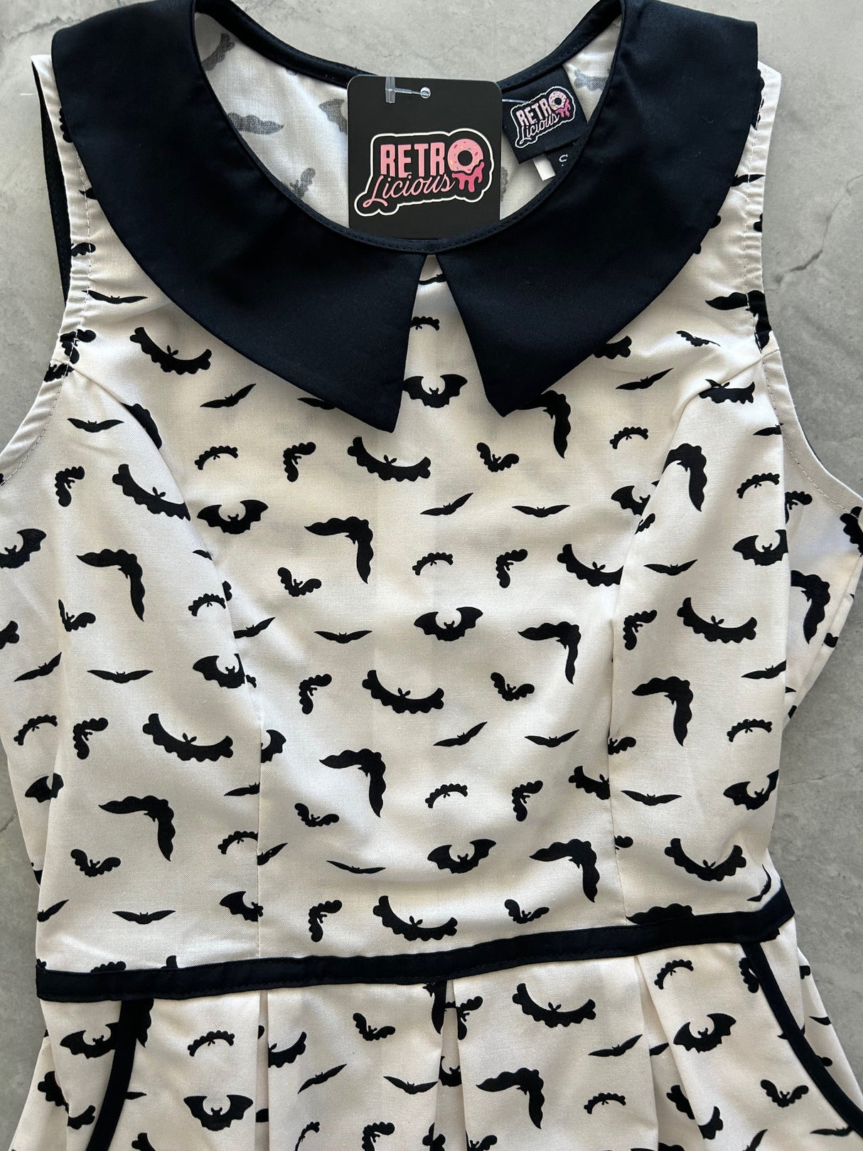 Vestido con cuello de murciélago