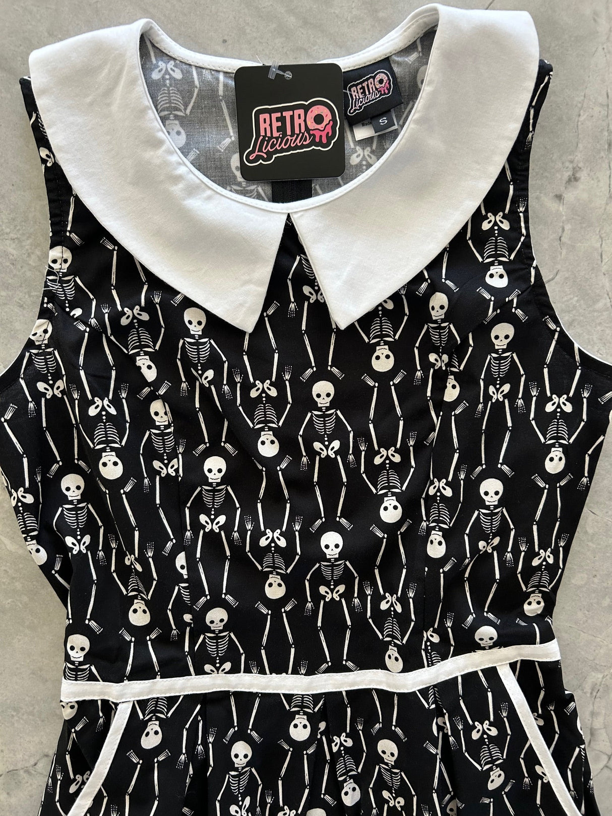 Vestido con cuello de esqueleto