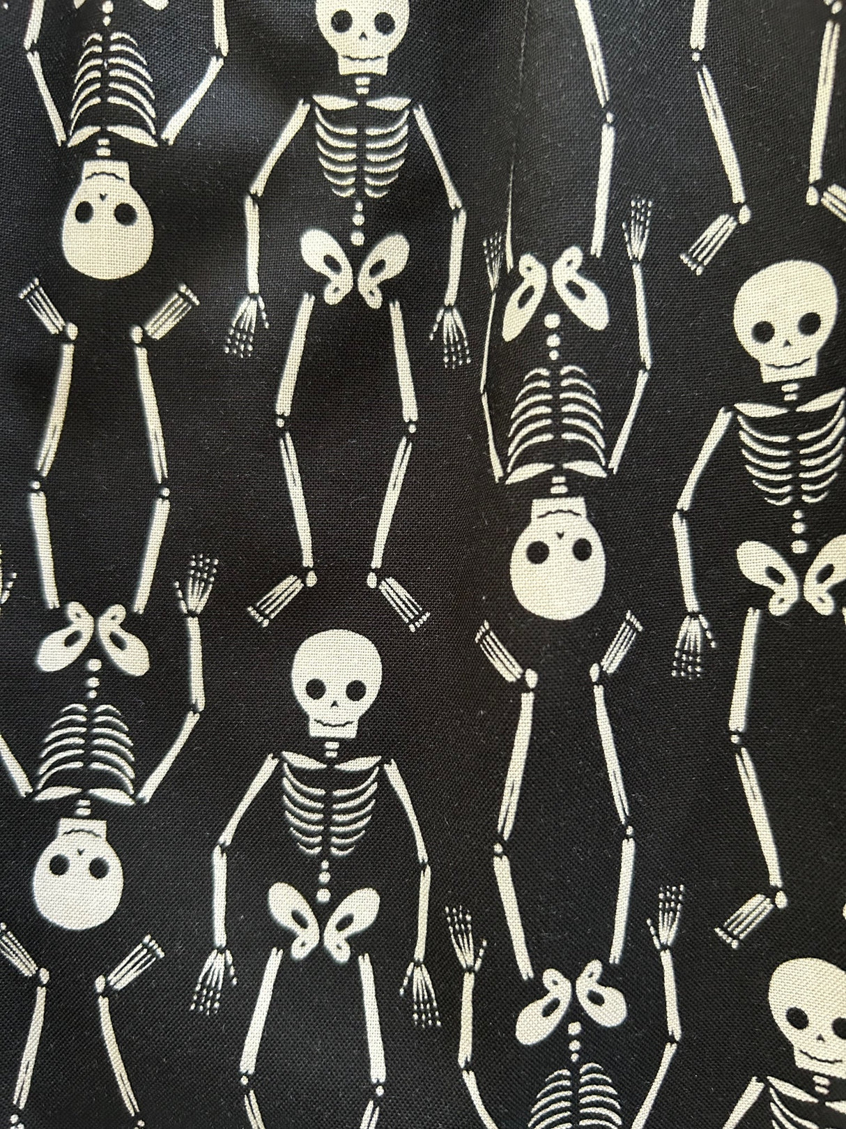 Vestido con cuello de esqueleto