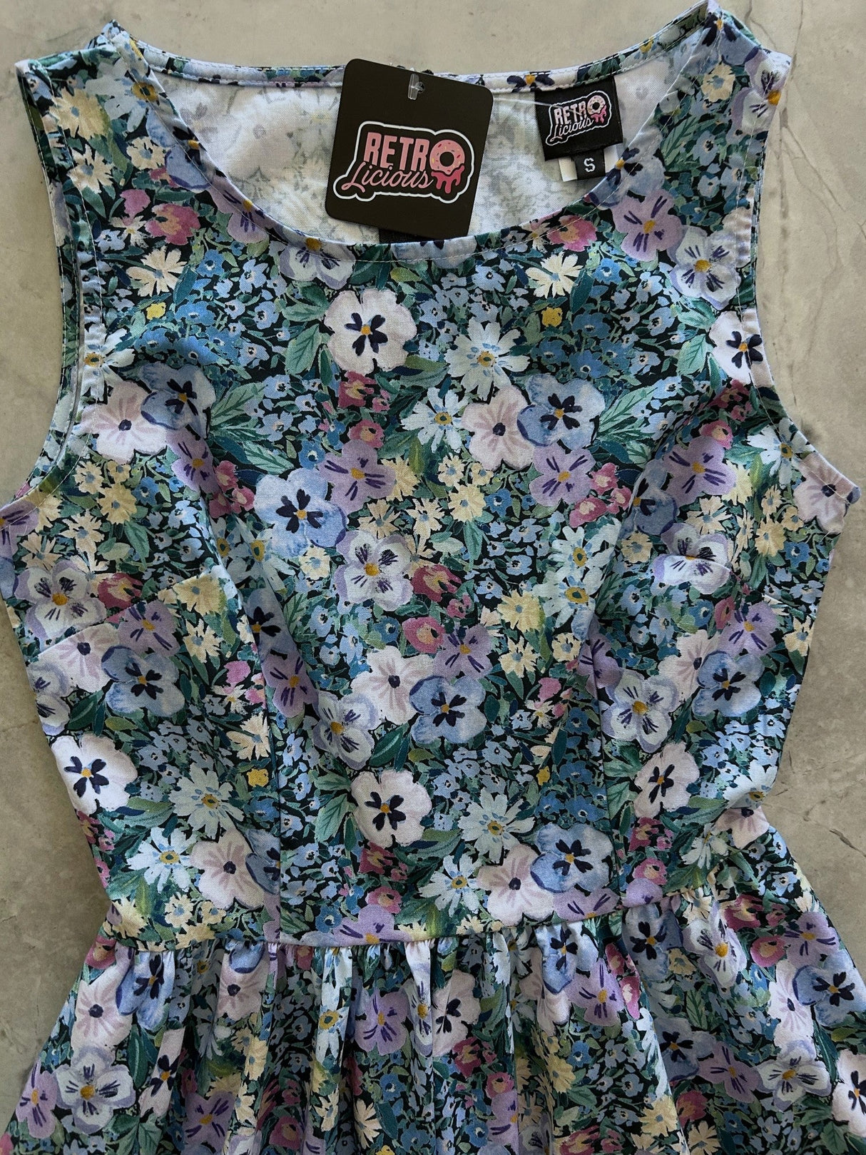 Vestido vintage con flores pintadas