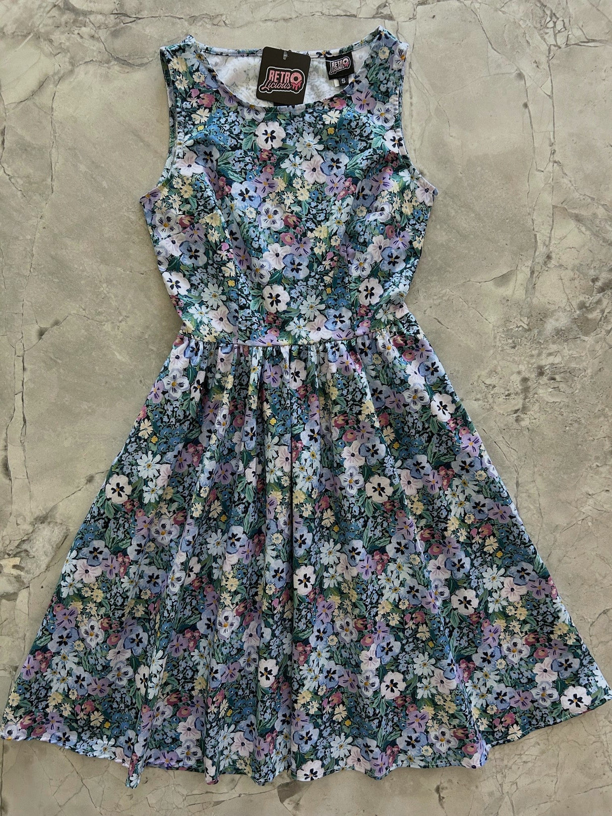 Vestido vintage con flores pintadas