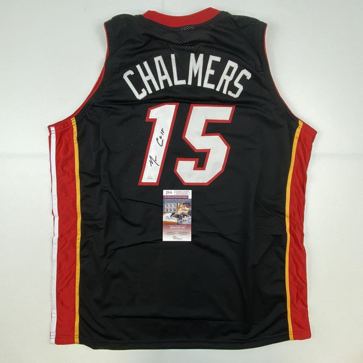 Camiseta de baloncesto negra de Mario Chalmers Miami autografiada/firmada JSA COA