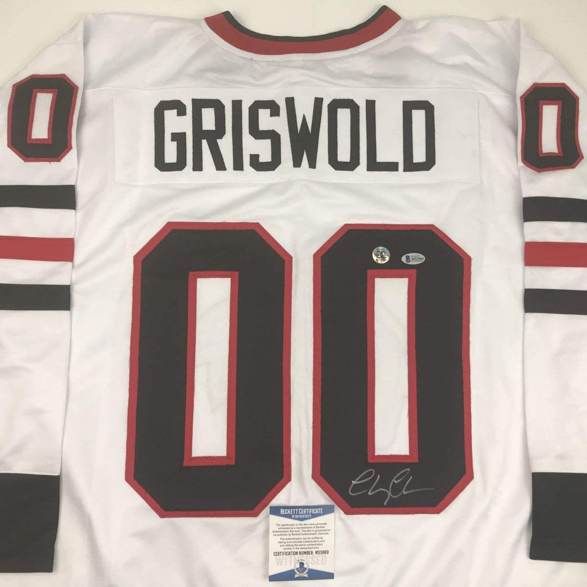 Camiseta de hockey blanca de Chicago de la película de vacaciones navideñas de Clark Griswold, autografiada/firmada por Chevy Chase Beckett BAS COA