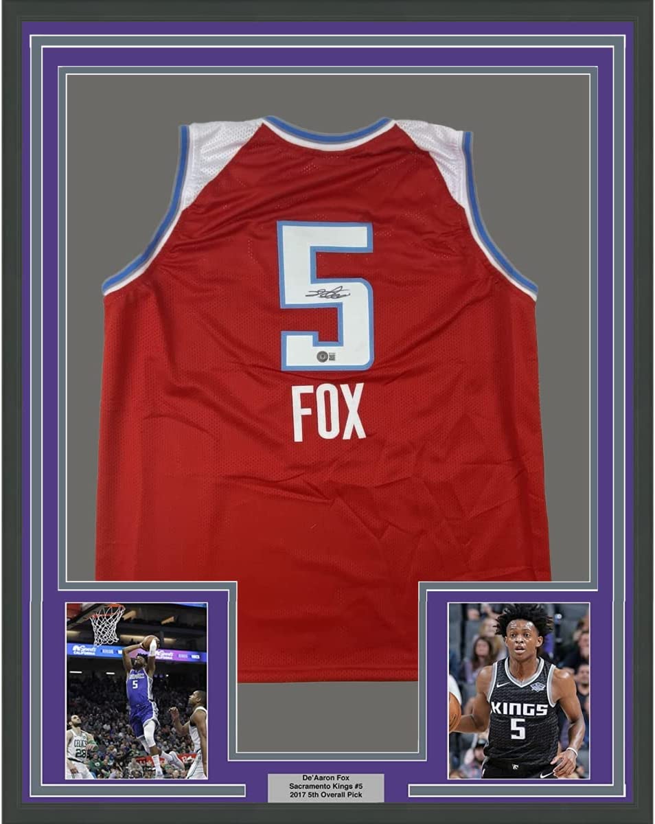 Camiseta de baloncesto enmarcada, autografiada y firmada por De'Aaron Fox, edición Sacramento Red City, 35 x 39, Beckett BAS COA