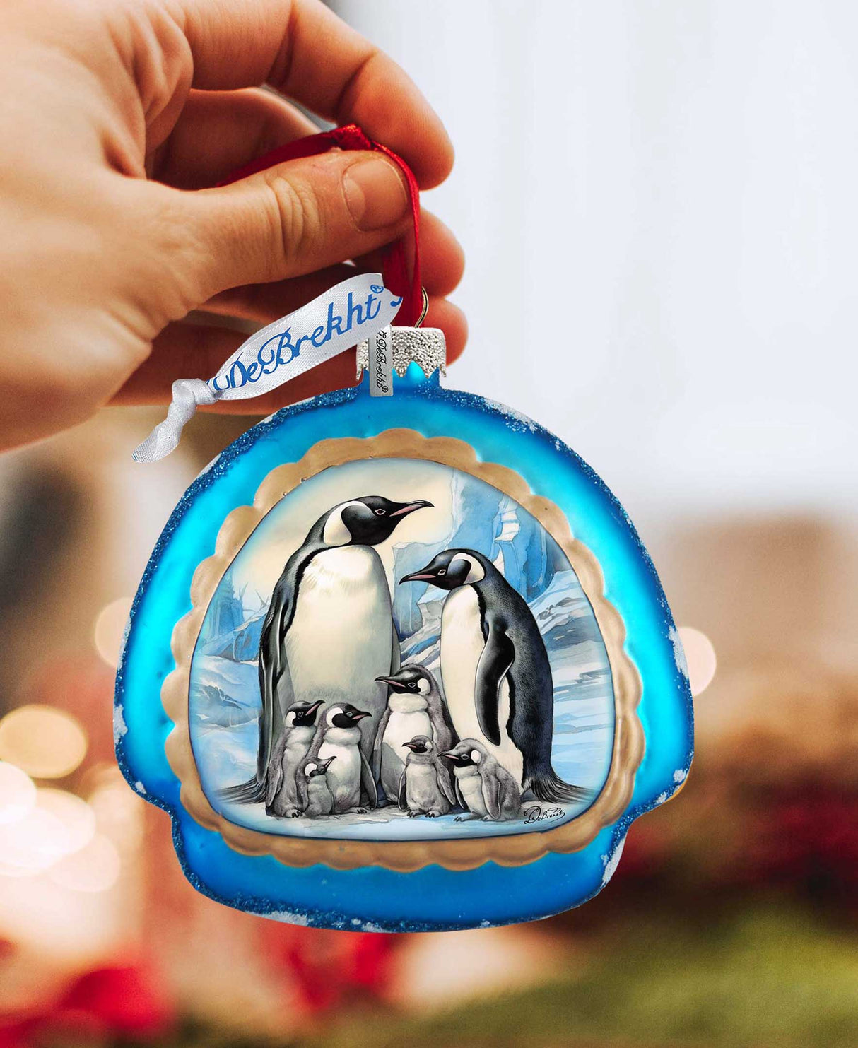Amor en el hielo - Adorno de vidrio arcoíris con la familia de pingüinos de G. Debrekht - Decoración navideña con temática de vida silvestre - 756-019