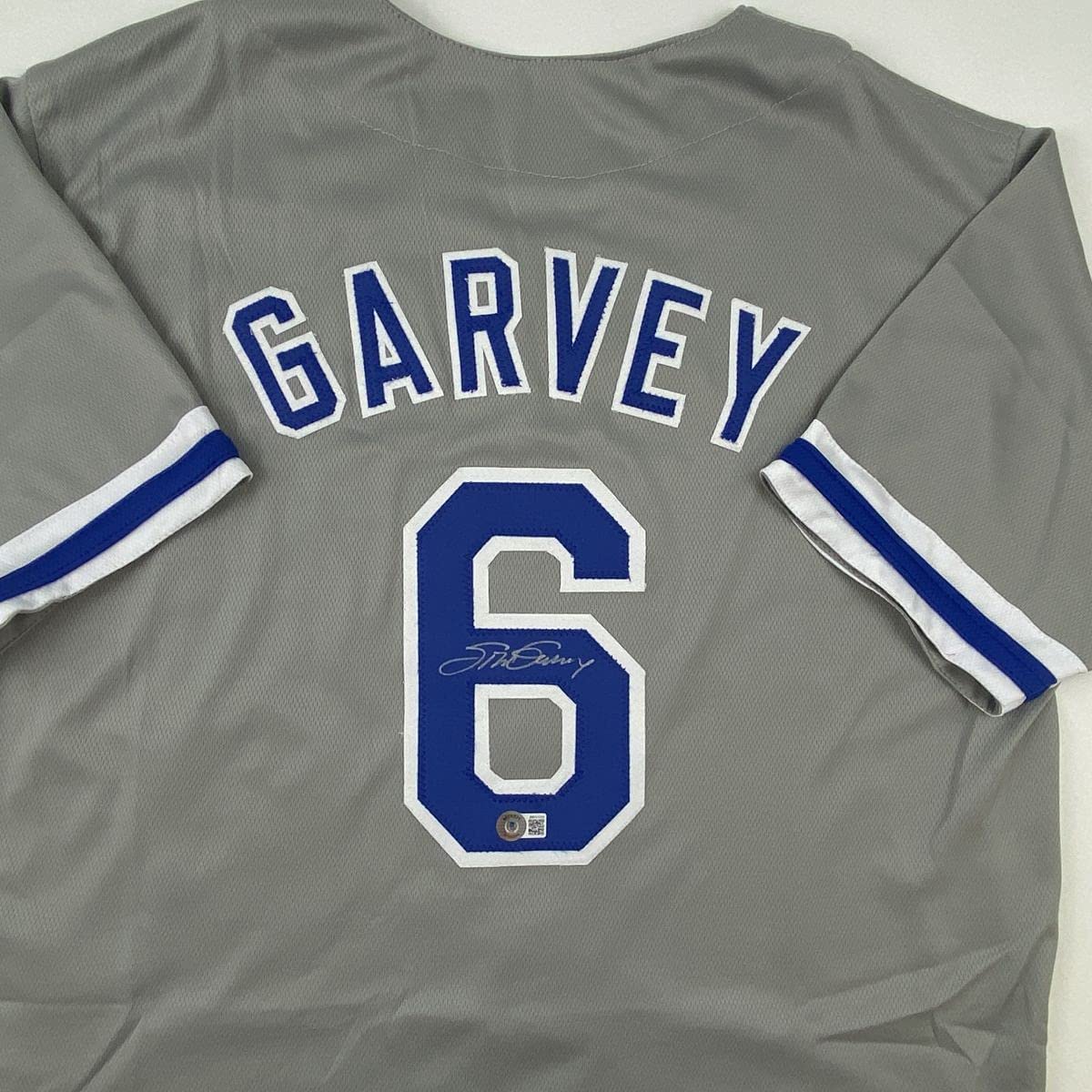 Camiseta de béisbol gris autografiada/firmada de Steve Garvey Los Ángeles LA Beckett BAS COA