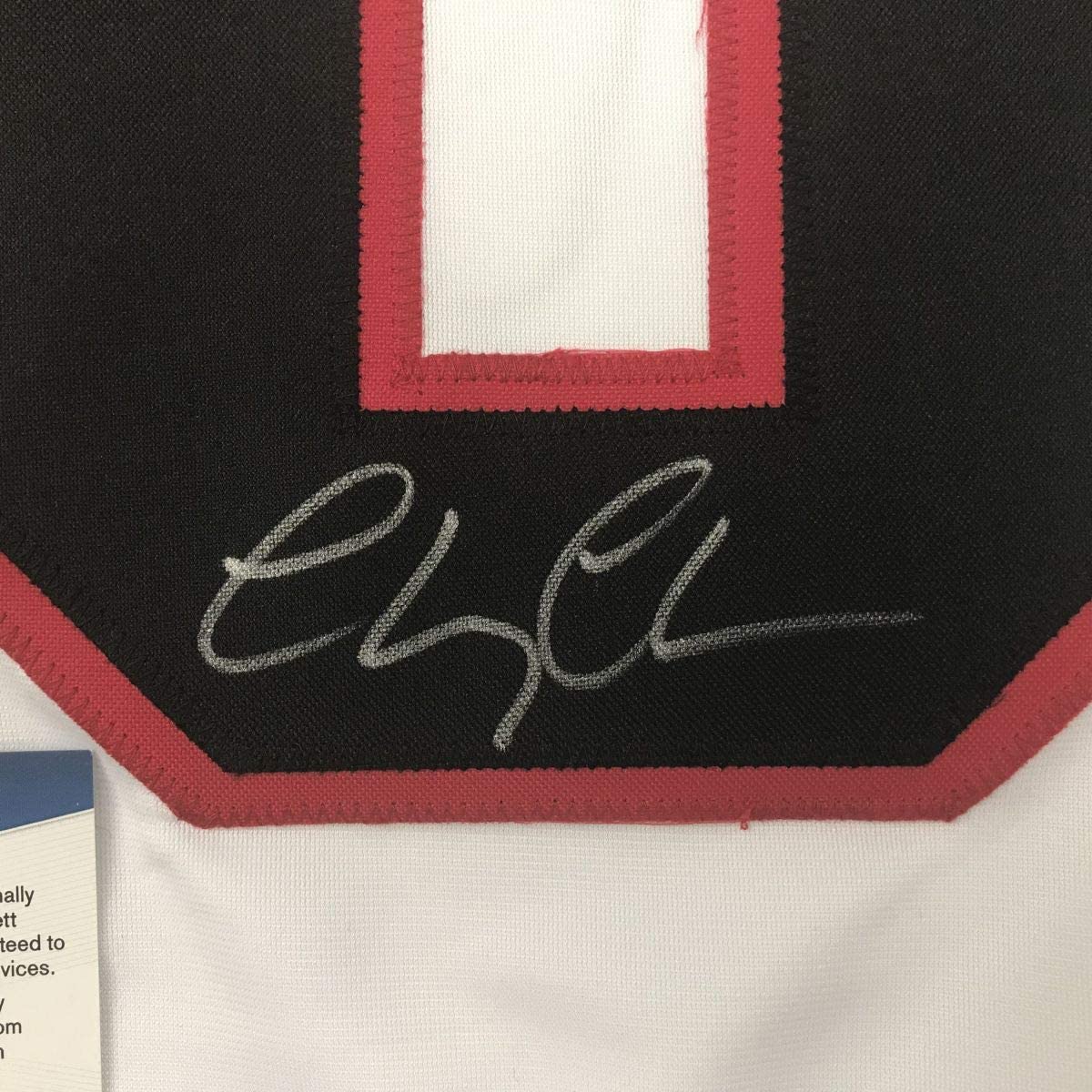 Camiseta de hockey blanca de Chicago de la película de vacaciones navideñas de Clark Griswold, autografiada/firmada por Chevy Chase Beckett BAS COA