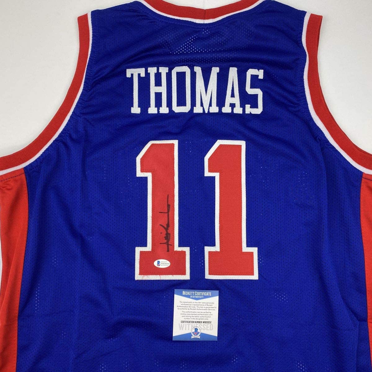 Camiseta de baloncesto azul de Detroit de Isiah Thomas autografiada/firmada Beckett BAS COA