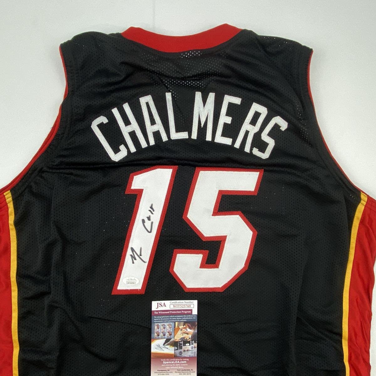 Camiseta de baloncesto negra de Mario Chalmers Miami autografiada/firmada JSA COA