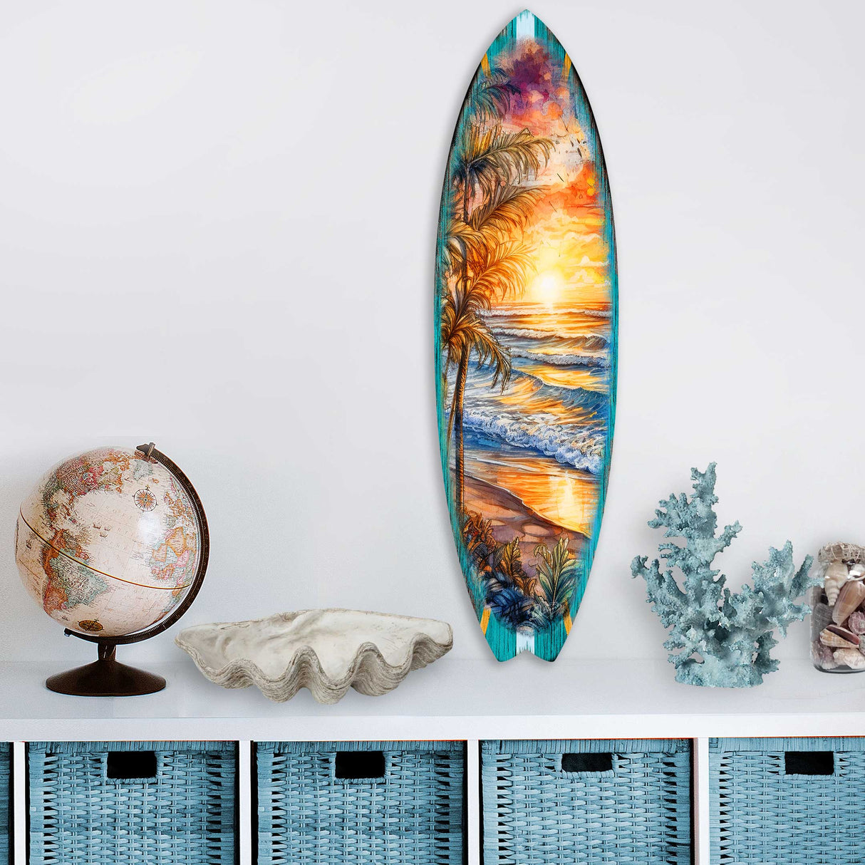 Arte mural costero con tabla de surf - Olas doradas y atardecer en el océano de G. DeBrekht - Decoración costera navideña - 8490136HS