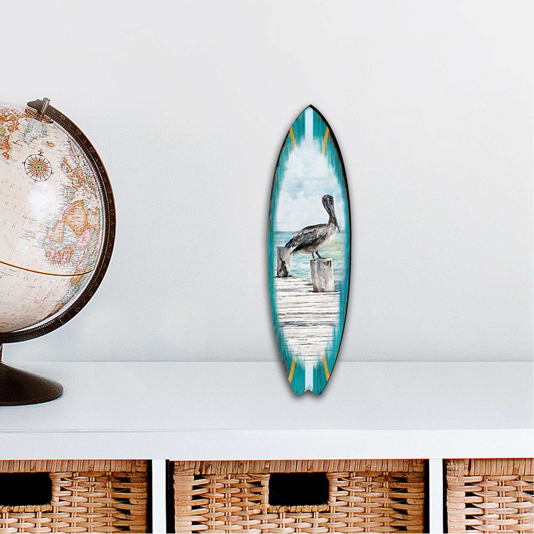 Adorno grande de tabla de surf de pelícano para exteriores, de G. DeBrekht - Decoración costera navideña - 8490107MS