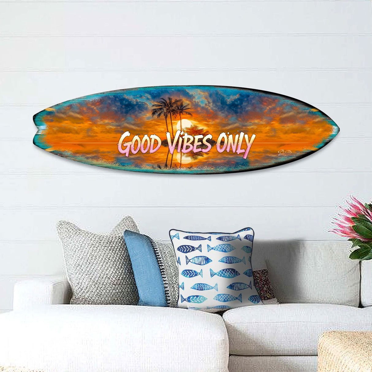 Arte mural de tabla de surf "Good Vibes Only" de G. DeBrekht: decoración costera artesanal para casas de playa e interiores tropicales – 8490145HS