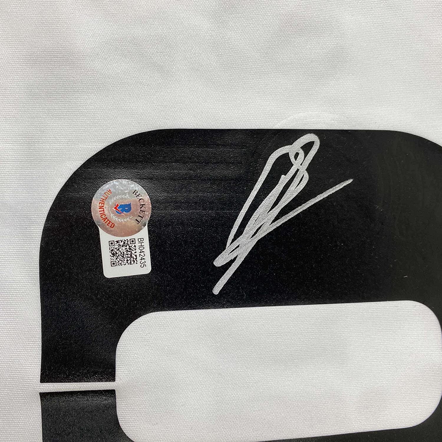 Camiseta de fútbol blanca enmarcada y firmada de Karim Benzema (35 x 39 cm) del Real Madrid 2022-23, Beckett BAS COA