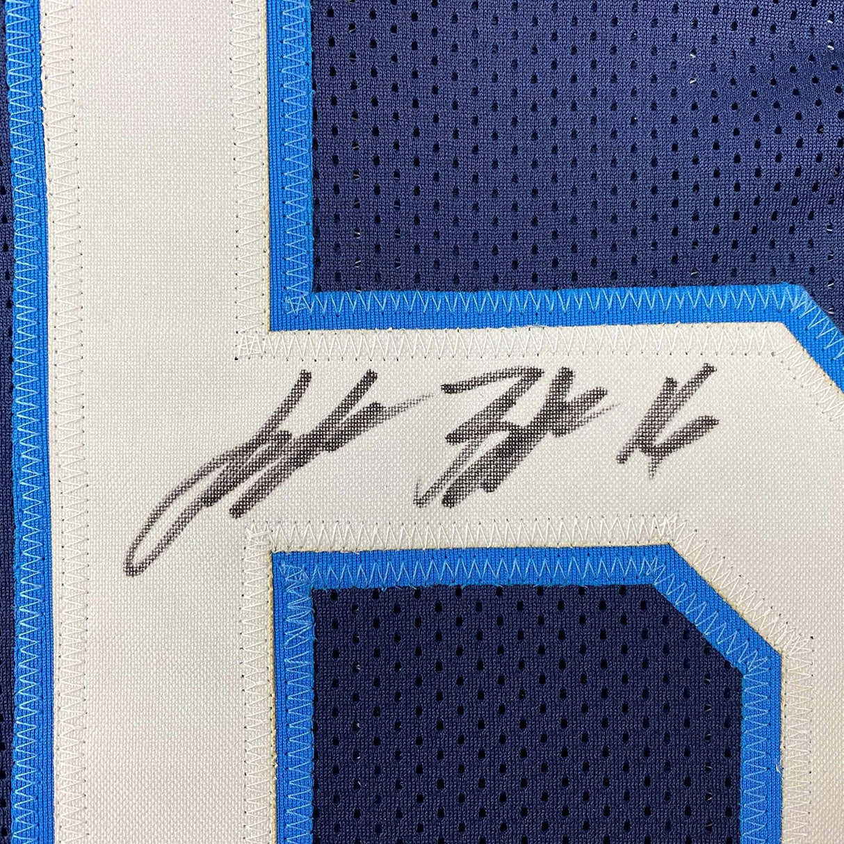 Camiseta de fútbol azul oscuro de Tennessee Beckett BAS COA, enmarcada, autografiada y firmada por Treylon Burks, 35 x 39