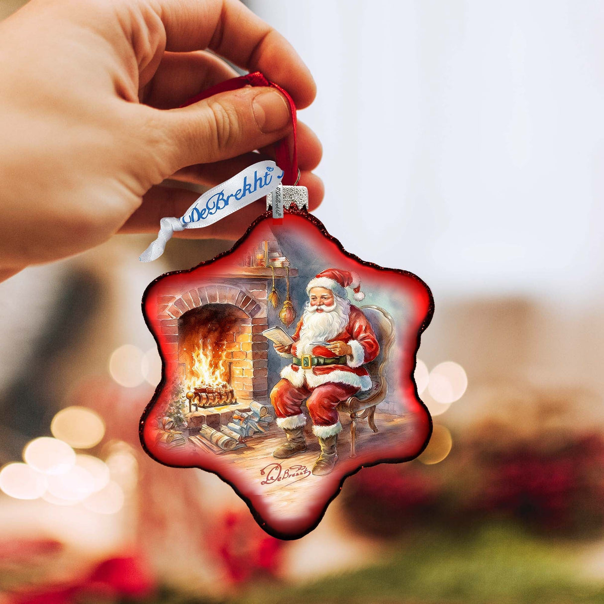 Adorno de copo de nieve de vidrio de Papá Noel junto a la chimenea de G. Debrekht - Decoración navideña de Papá Noel y muñeco de nieve - 754-047