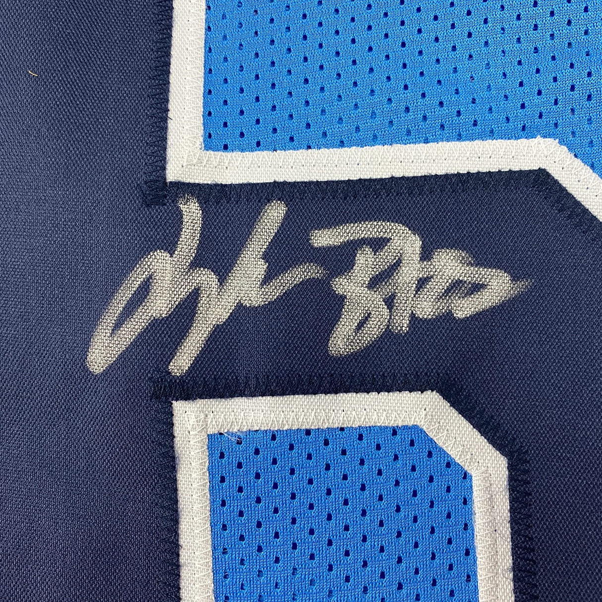 Camiseta de fútbol azul claro de Tennessee Beckett BAS COA enmarcada, autografiada y firmada por Treylon Burks, 35 x 39