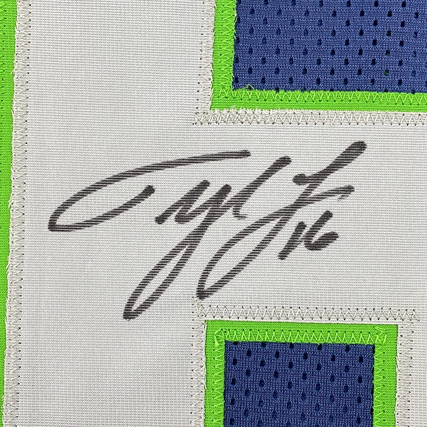 Camiseta de fútbol azul de Seattle de 35 x 39, enmarcada, autografiada y firmada por Tyler Lockett (JSA COA)