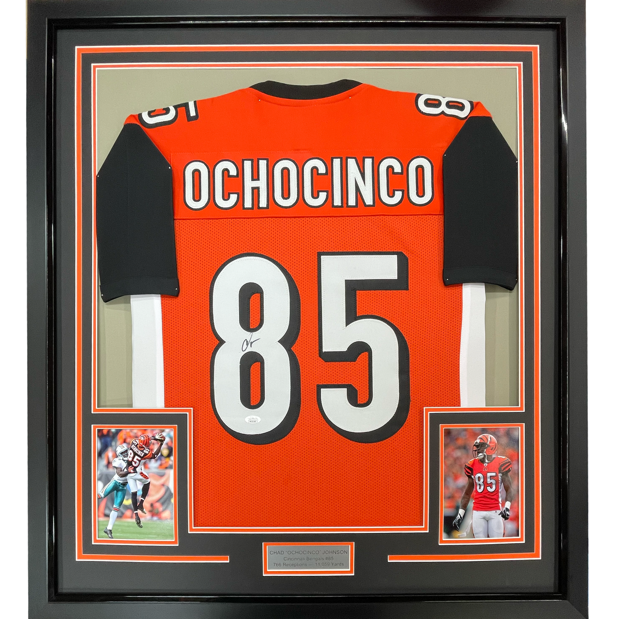 Camiseta de fútbol americano de Cincinnati naranja, enmarcada, autografiada y firmada por Chad Ochocinco (Johnson), 35 x 39, JSA COA