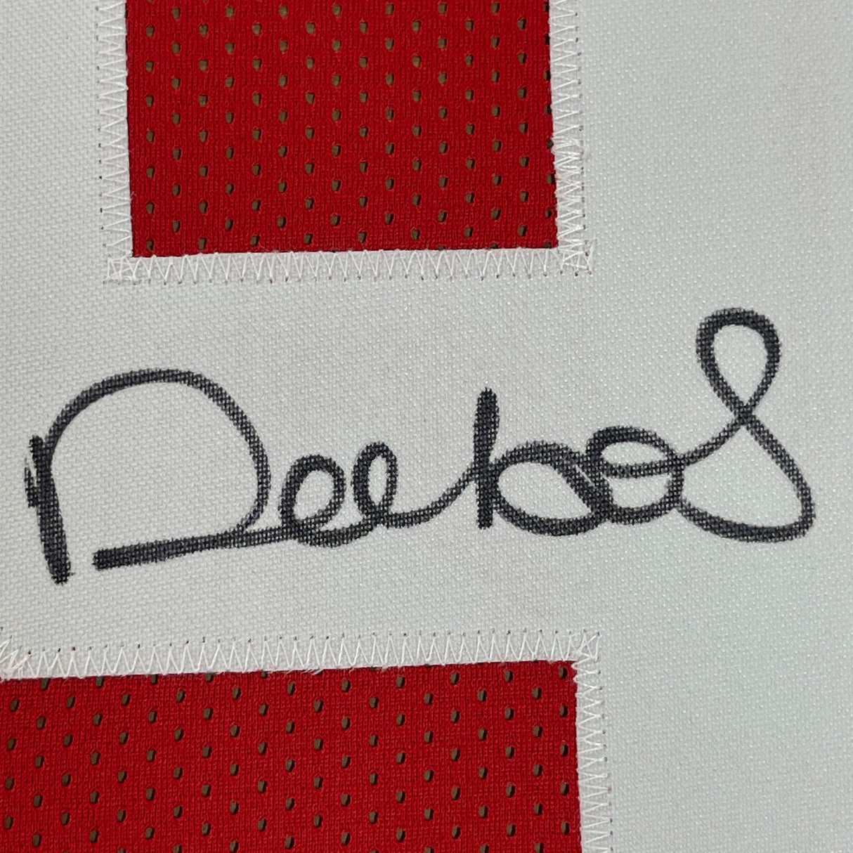 Camiseta de fútbol rojo de San Francisco, enmarcada, autografiada y firmada por Deebo Samuel, 35 x 39, JSA COA