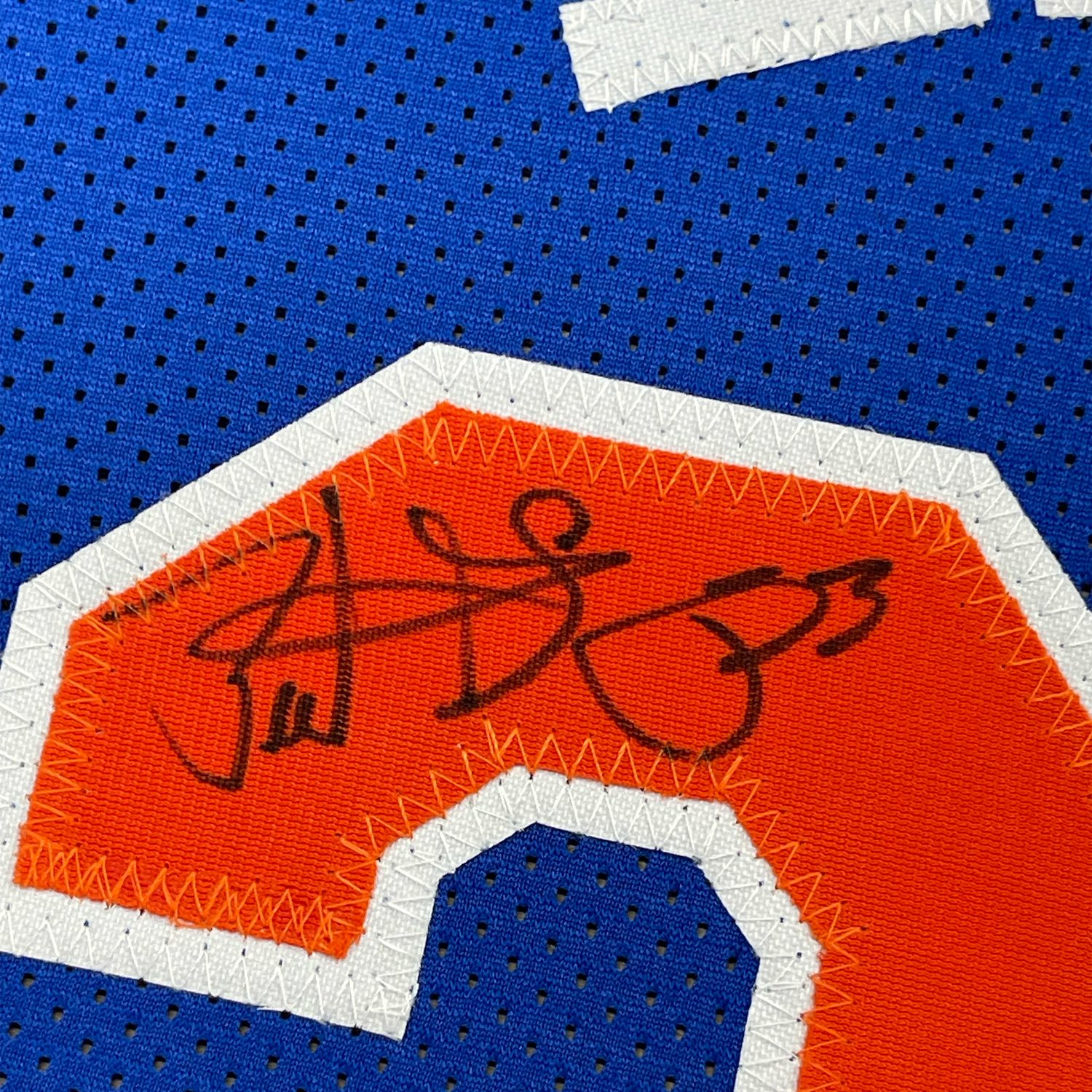 Camiseta de baloncesto azul de Nueva York de 35 x 39, enmarcada, autografiada y firmada por Patrick Ewing, Beckett BAS COA